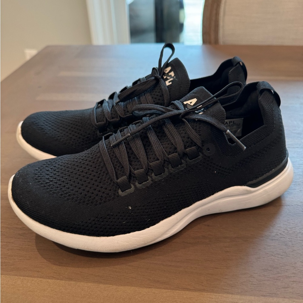 APL women’s classic black sneaker